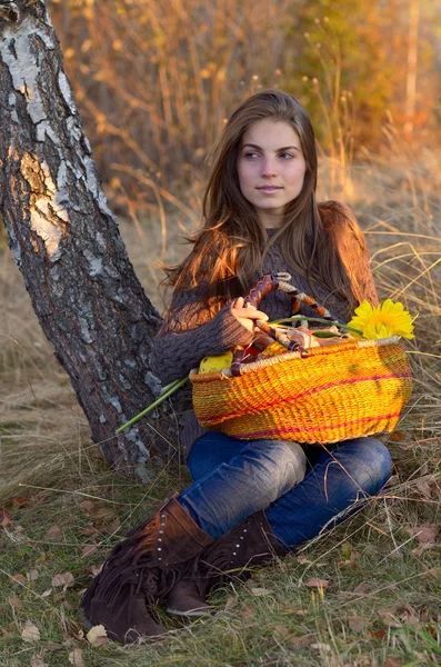 Młoda kobieta trzyma koszyka warzywa odkryty — Zdjęcie stockowe