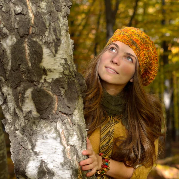 Jonge vrouw buiten in de herfst — Stockfoto