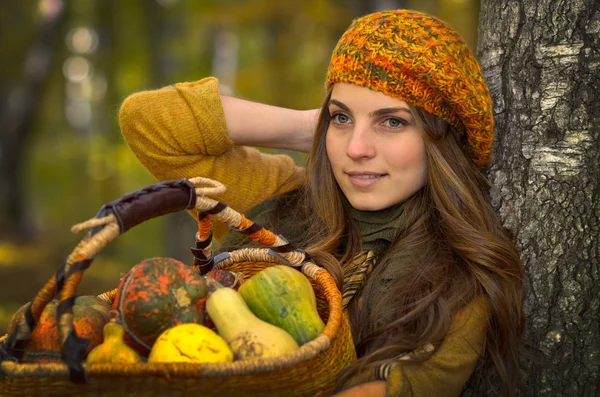Jonge vrouw met groenten mand buiten — Stockfoto