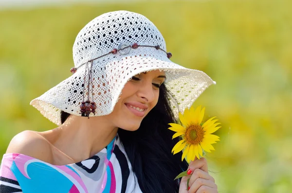 Unga vackra kvinnan på fältet i sommar — Stockfoto