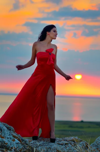 Vacker kvinna på solnedgången eller sunrise — Stockfoto