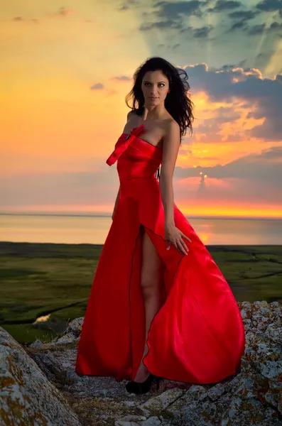 Vacker kvinna på solnedgången eller sunrise — Stockfoto