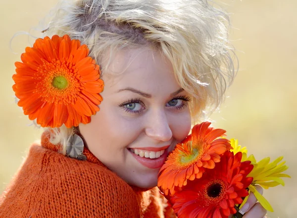 Bonita mulher retrato ao ar livre — Fotografia de Stock