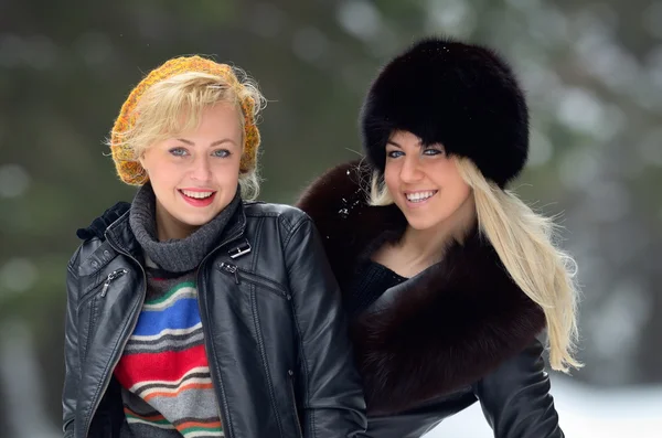 Jóvenes mujeres bonitas al aire libre en invierno — Foto de Stock