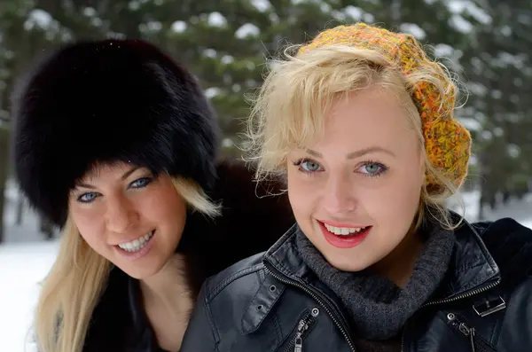 Jeunes jolies femmes en plein air en hiver — Photo
