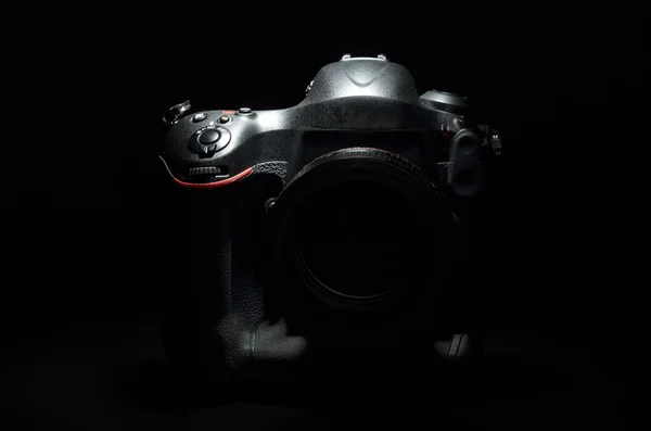 Деталь профессиональной цифровой фотокамеры на черном фоне — стоковое фото