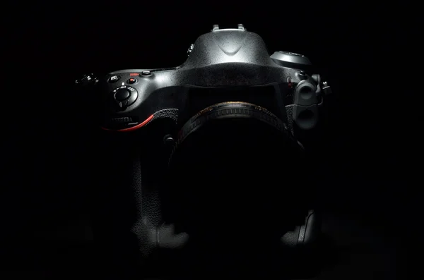 Detail einer professionellen Digitalkamera auf schwarzem Hintergrund — Stockfoto