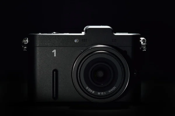 Detalle de una cámara fotográfica digital profesional sobre fondo negro —  Fotos de Stock