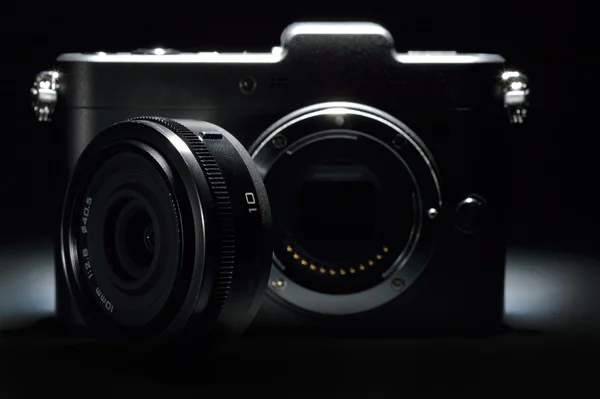 Λεπτομέρεια από μια επαγγελματική ψηφιακή φωτογραφική μηχανή σε μαύρο φόντο — Φωτογραφία Αρχείου