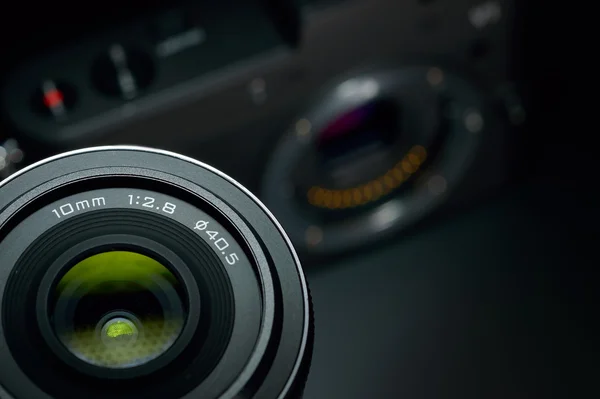 Dettaglio di una macchina fotografica digitale professionale su sfondo nero — Foto Stock