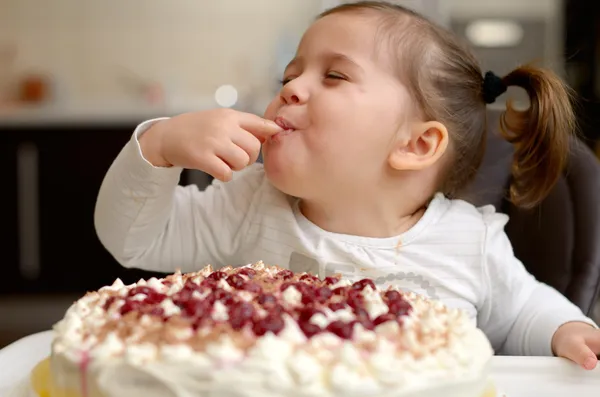 Sevimli küçük kız pasta yemeye Stok Fotoğraf