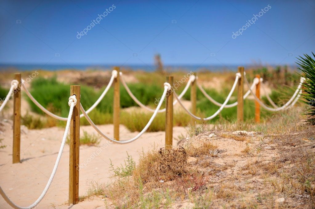Enjeux en bois avec corde sur la plage — Photo de stock par ©bereta -  10727374