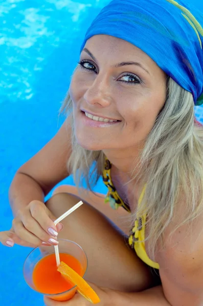 Ung kvinna avkopplande vid poolen — Stockfoto