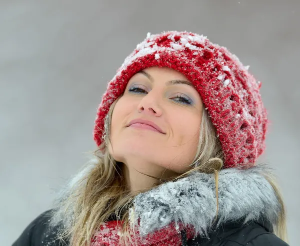 Mujer joven al aire libre en invierno —  Fotos de Stock