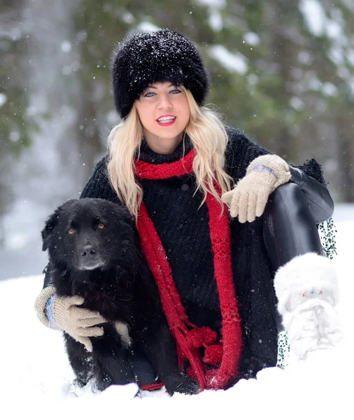Jonge vrouw outdoot in de winter — Stockfoto