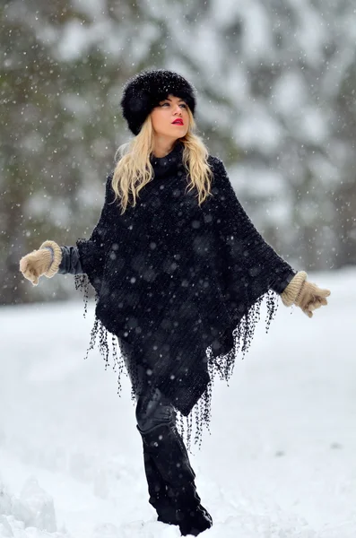 Jonge vrouw buiten in de winter — Stockfoto