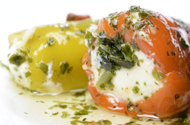 küçük tatlı peynir ile doldurulmuş biber