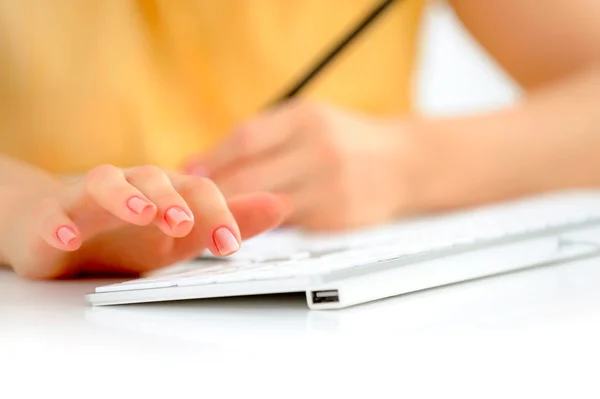 Closeup των χεριών γυναίκα πληκτρολογώντας — Φωτογραφία Αρχείου