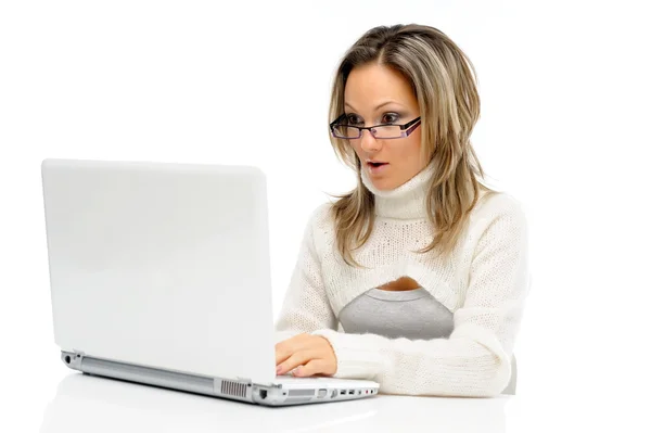 Mujer bastante joven usando el ordenador portátil —  Fotos de Stock