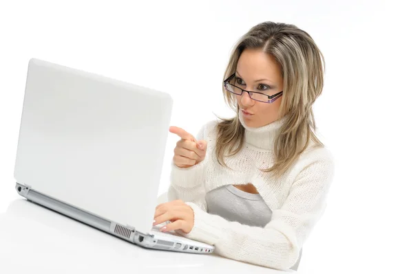 Красива молода жінка використовує ноутбук — стокове фото