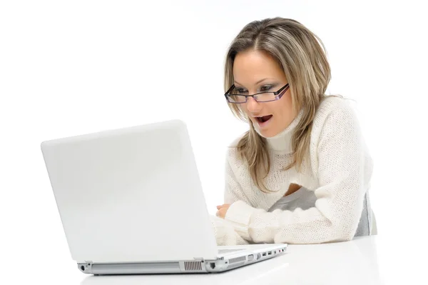 Hezká mladá žena pomocí přenosného počítače — Stock fotografie