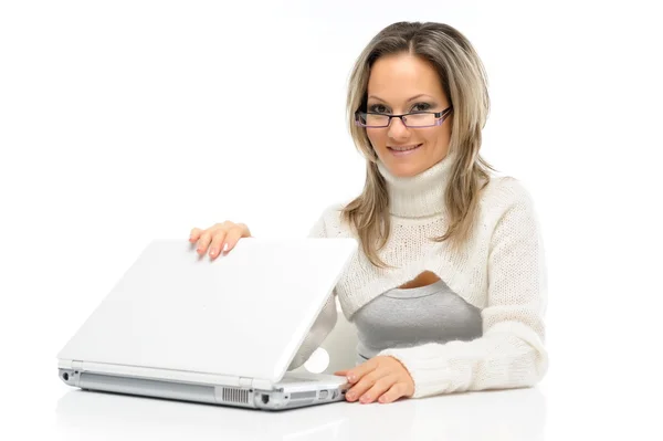 Hübsche junge Frau mit Laptop — Stockfoto