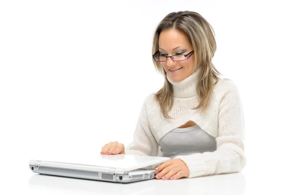 Όμορφης κοπέλας, χρησιμοποιώντας φορητό υπολογιστή — Φωτογραφία Αρχείου