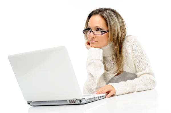 Csinos, fiatal nő használ laptop — Stock Fotó