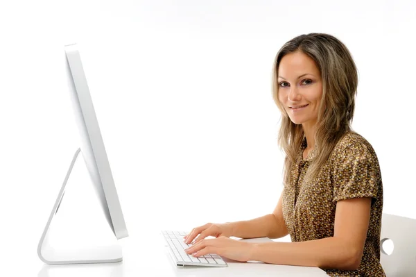 Bilgisayar önünde genç bir kadın — Stok fotoğraf