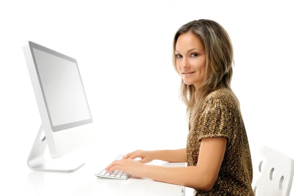 Jovem mulher na frente do computador — Fotografia de Stock