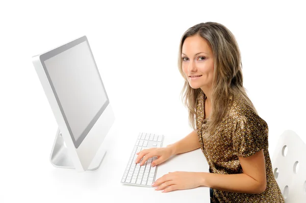 Молодая женщина перед компьютером — стоковое фото