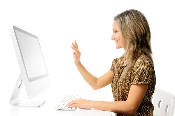 Νεαρή γυναίκα μπροστά από τον υπολογιστή — Φωτογραφία Αρχείου