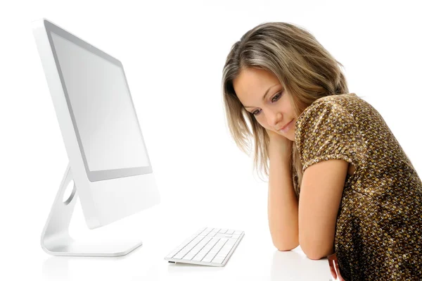 Молода жінка перед комп'ютером — стокове фото