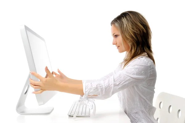 年轻女子在电脑前 — 图库照片