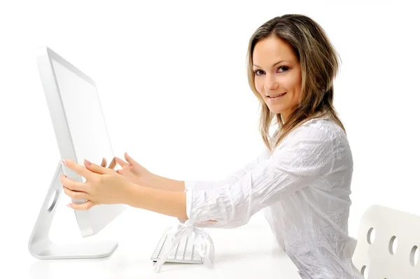 Giovane donna davanti al computer — Foto Stock
