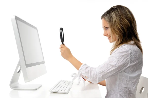 Junge Frau vor dem Computer — Stockfoto