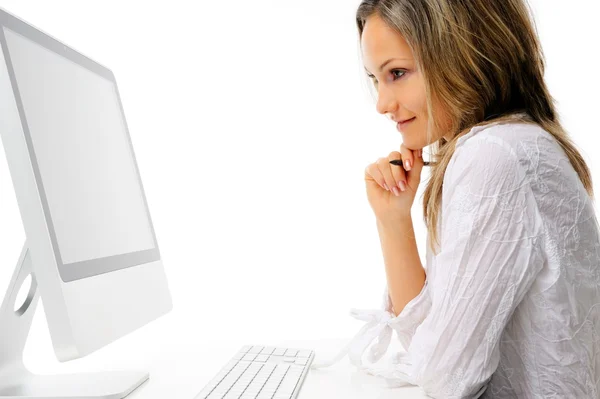 컴퓨터 앞에서 아름 다운 젊은 여자 — 스톡 사진