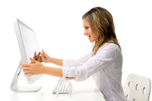 Красива молода жінка перед комп'ютером — стокове фото