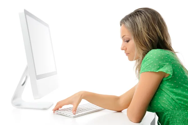 Gyönyörű fiatal nő, a számítógép előtt — Stock Fotó