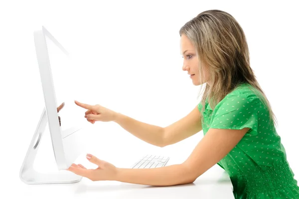Bilgisayar önünde güzel bir genç kadın — Stok fotoğraf
