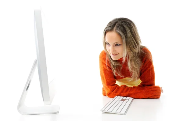 Красива молода жінка перед комп'ютером — стокове фото