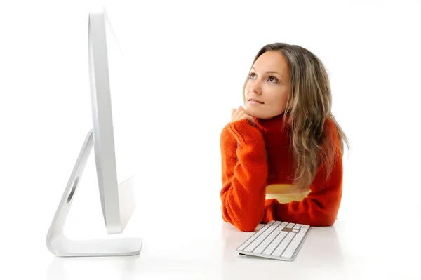 Mulher bonita na frente do computador — Fotografia de Stock