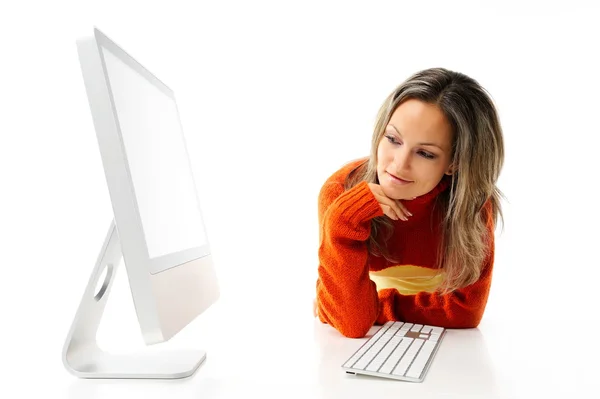 Bilgisayar önünde güzel bir genç kadın — Stok fotoğraf