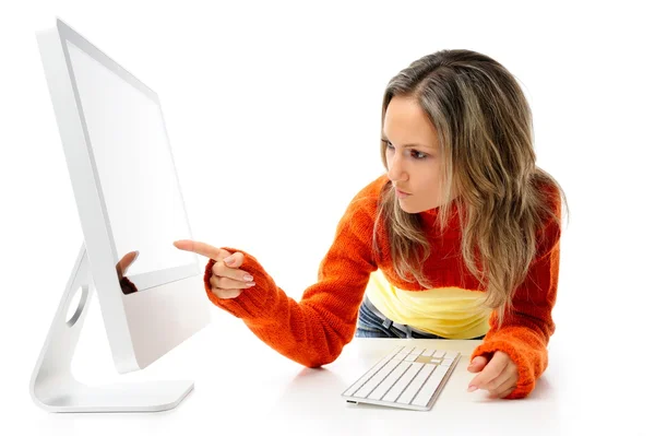 コンピューターの前に美しい若い女性 — ストック写真
