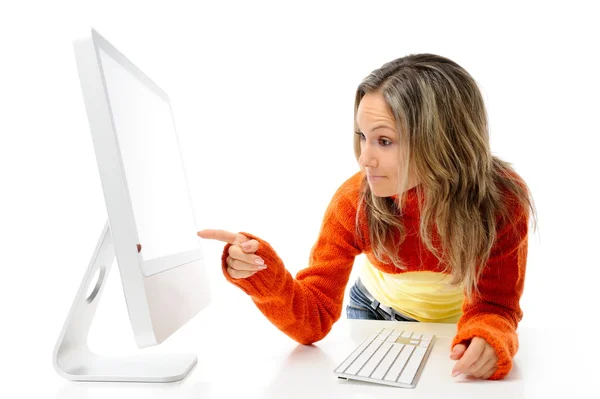 Jovem mulher na frente do computador — Fotografia de Stock