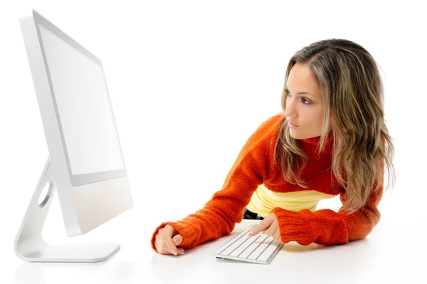 Junge Frau vor dem Computer — Stockfoto