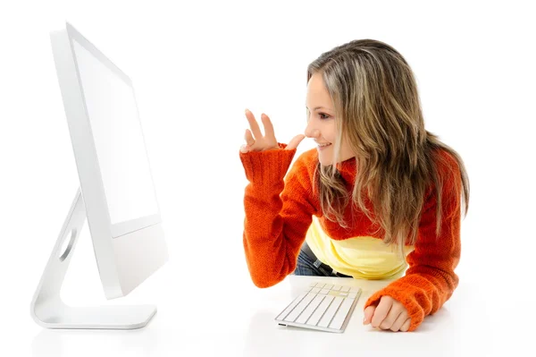 Красивая молодая женщина перед компьютером — стоковое фото