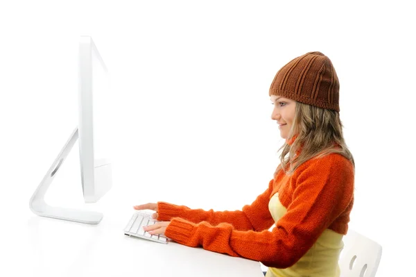 Mujer joven frente a la computadora —  Fotos de Stock
