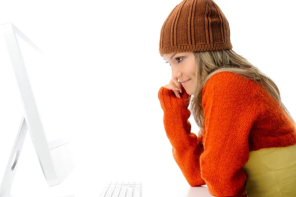Młoda kobieta przed komputerem — Zdjęcie stockowe
