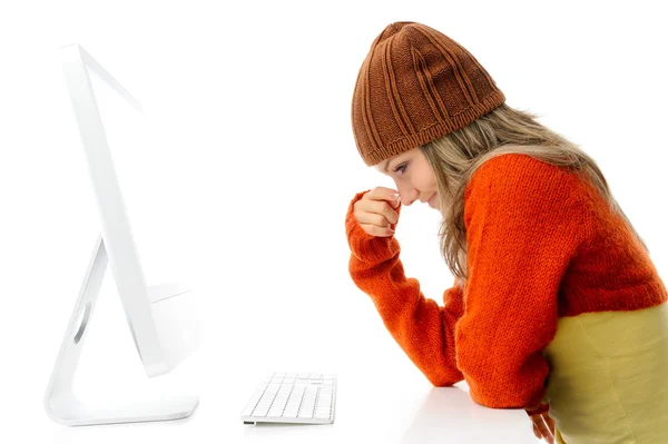 Νεαρή γυναίκα μπροστά από τον υπολογιστή — Φωτογραφία Αρχείου